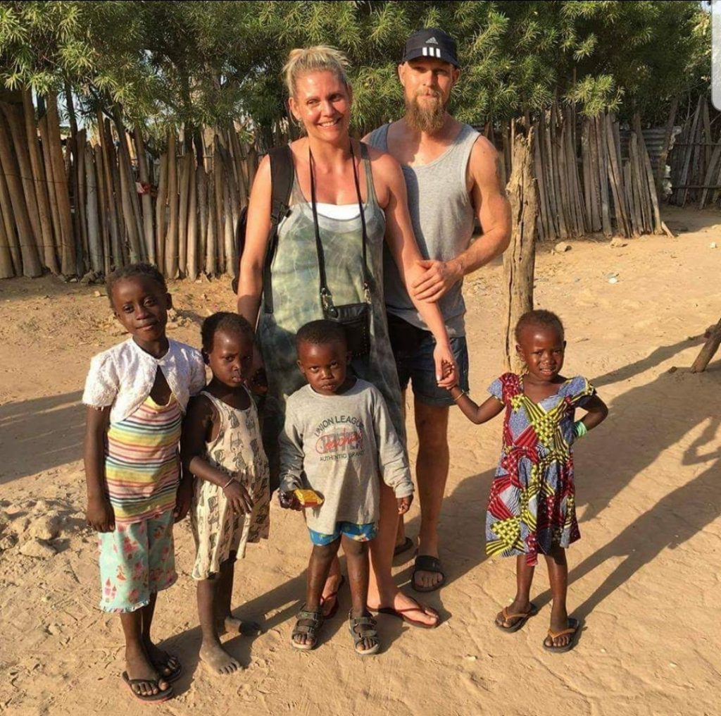 Karin med barnen i Kartong